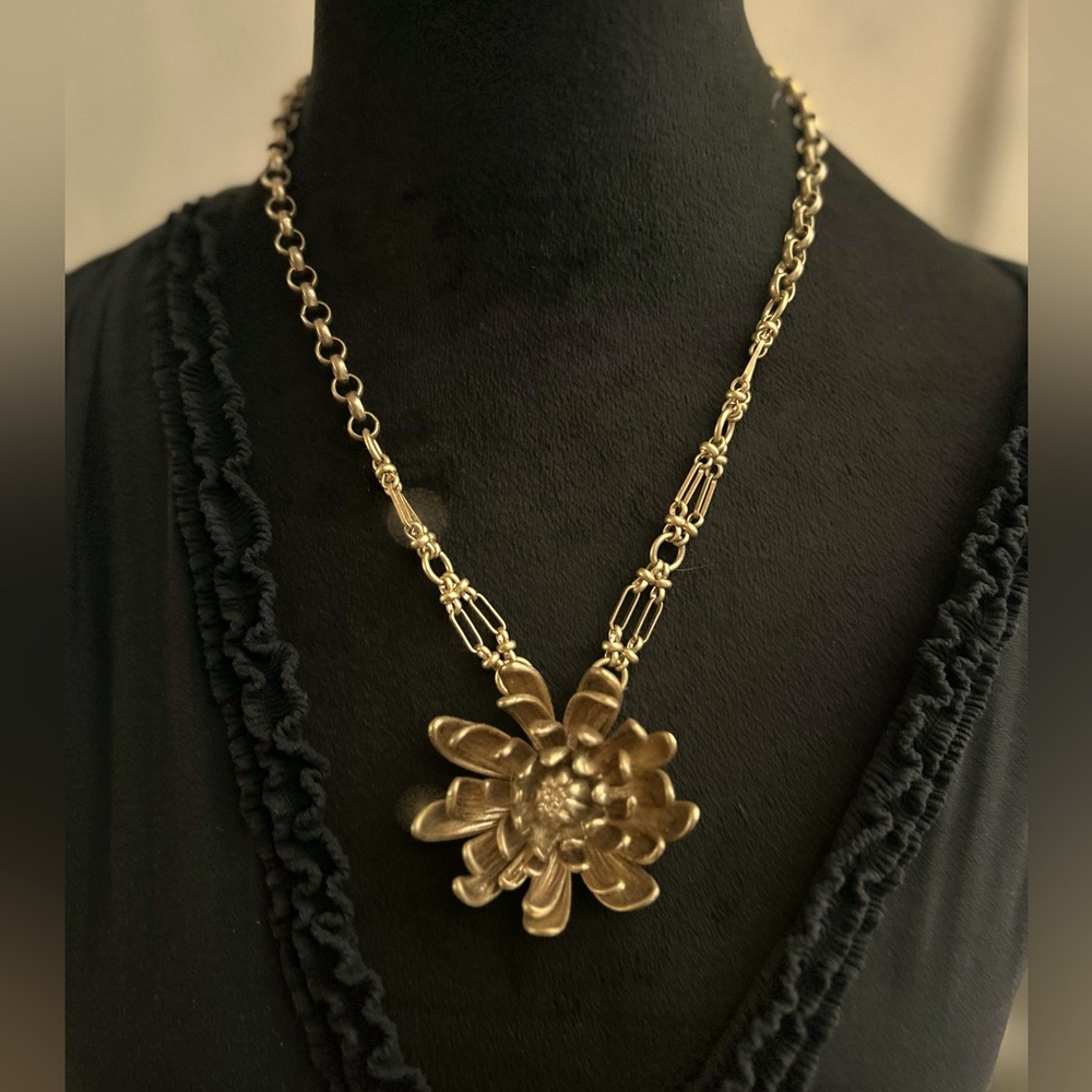 💛 Vintage Jessica‎ Simpson Gold Flower Necklace💛